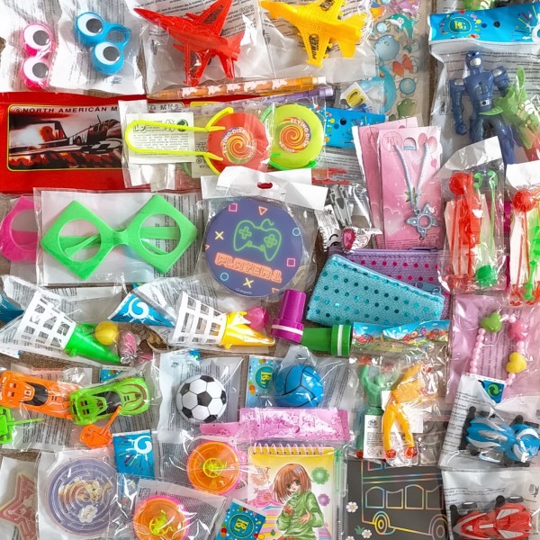 52 petits jouets pour fête d'anniversaire + 6 sacs de fêtes